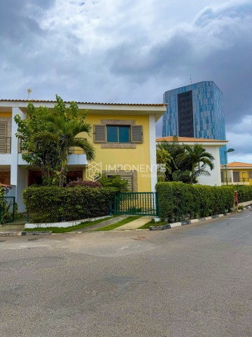 A Venda Moradia T3 dúplex, sem móveis, , no Condomínio Luar de Talatona, Talatona.