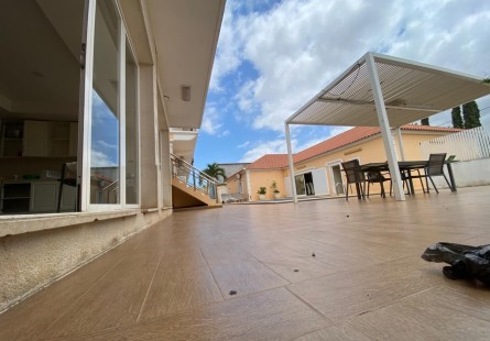 Anúncio Vivenda V3 com anexo e piscina, mobiliada, no Lar do Patriota, Benfica.