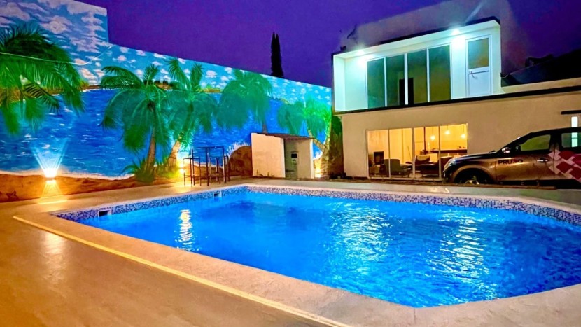 A Venda Vende se vivenda com piscina em Malange