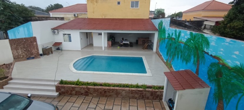 A Venda Vende se vivenda com piscina em Malange