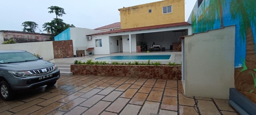 A Venda Vende se vivenda com piscina em Malange