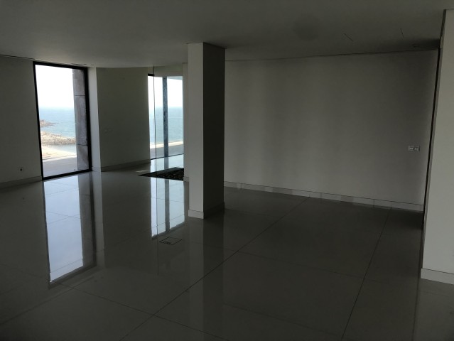 A Venda Vende se apartamento PENTHOUSE T4 dúplex.