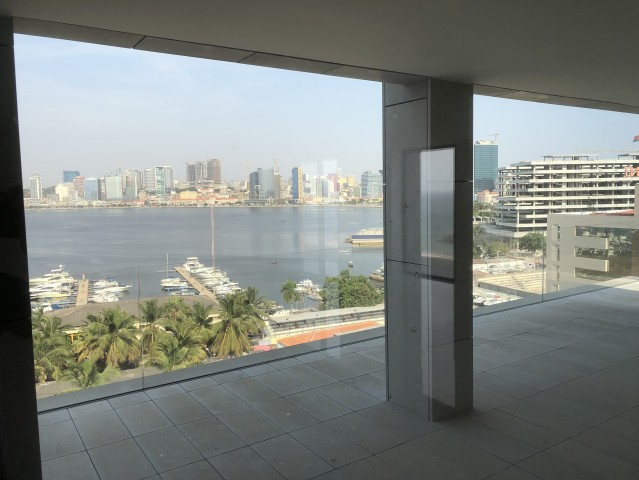A Venda Vende se apartamento PENTHOUSE T4 dúplex.