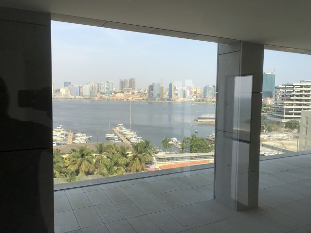 A Venda Vende se apartamento PENTHOUSE T4 dúplex.