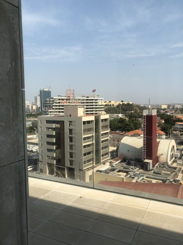 A Venda Vende se apartamento PENTHOUSE T4 dúplex.