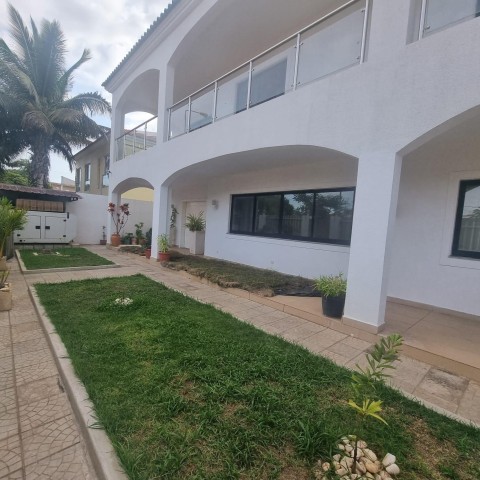 A Venda Vivenda V3 com anexo e piscina, no Benfica rua do BFA.