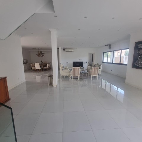 A Venda Vivenda V3 com anexo e piscina, no Benfica rua do BFA.