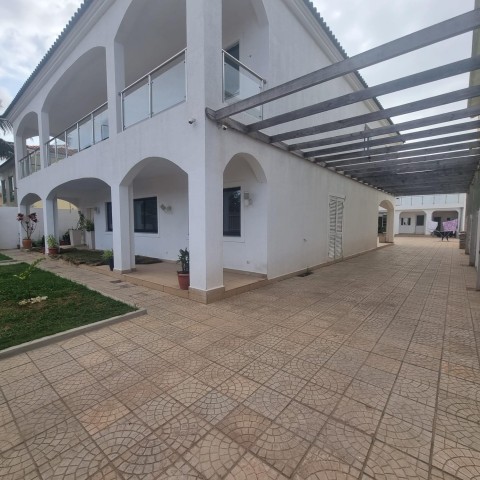 A Venda Vivenda V3 com anexo e piscina, no Benfica rua do BFA.