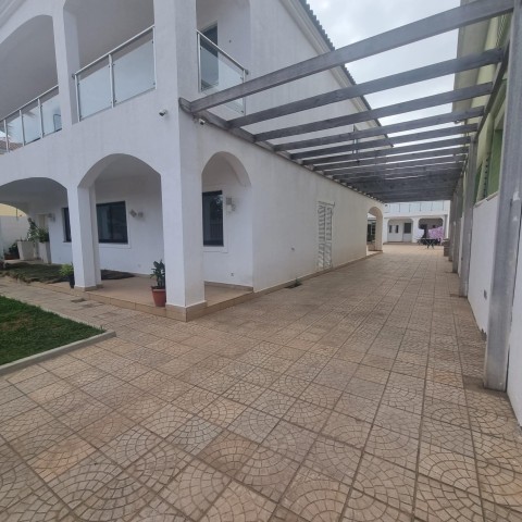 A Venda Vivenda V3 com anexo e piscina, no Benfica rua do BFA.