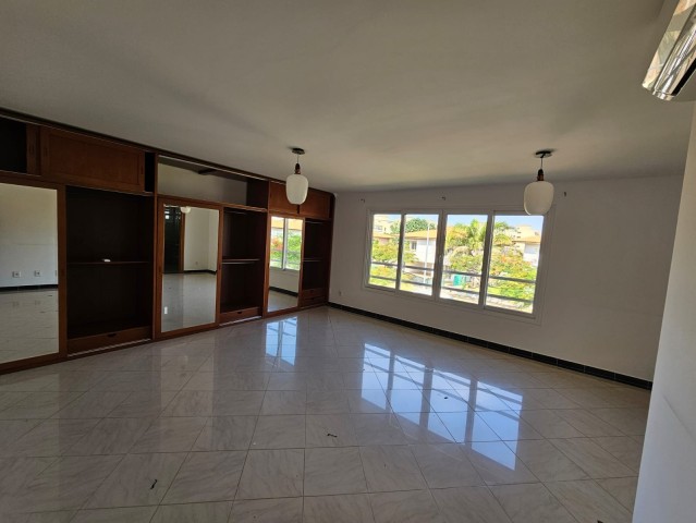 A Venda Luxuosa vivenda V4 com piscina e anexo, no Condomínio Atlântico Sul, Talatona.