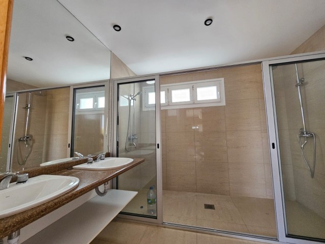 A Venda Luxuosa vivenda V4 com piscina e anexo, no Condomínio Atlântico Sul, Talatona.