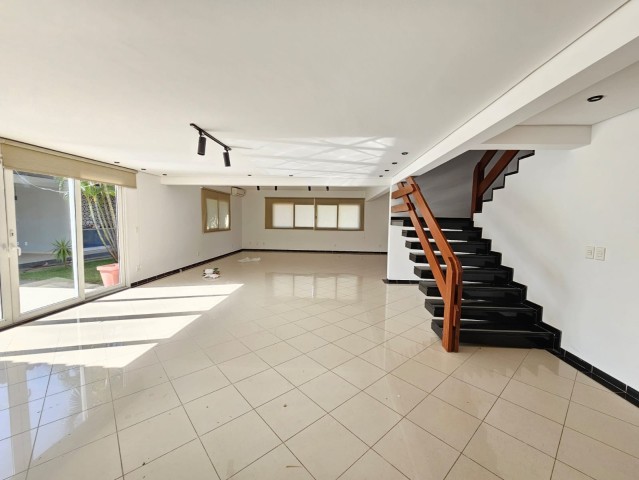 A Venda Luxuosa vivenda V4 com piscina e anexo, no Condomínio Atlântico Sul, Talatona.