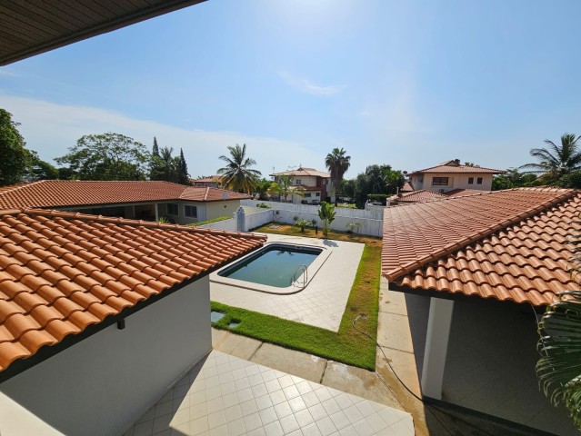 A Venda Luxuosa vivenda V4 com piscina e anexo, no Condomínio Atlântico Sul, Talatona.