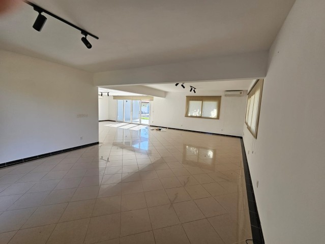 A Venda Luxuosa vivenda V4 com piscina e anexo, no Condomínio Atlântico Sul, Talatona.