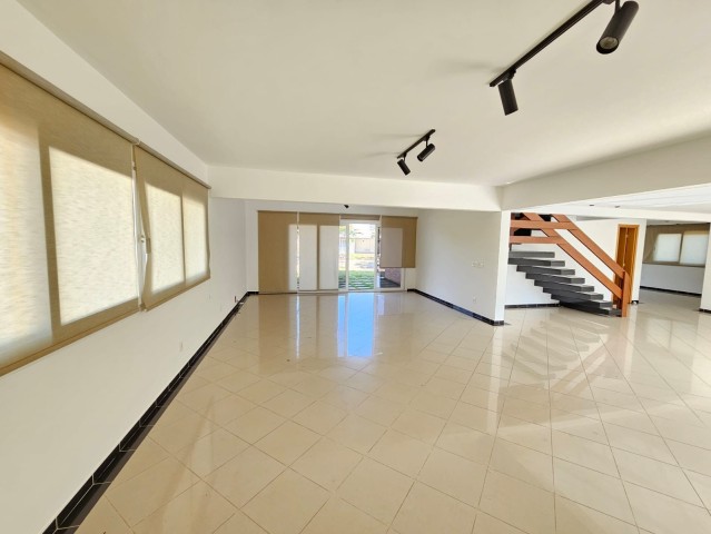 A Venda Luxuosa vivenda V4 com piscina e anexo, no Condomínio Atlântico Sul, Talatona.