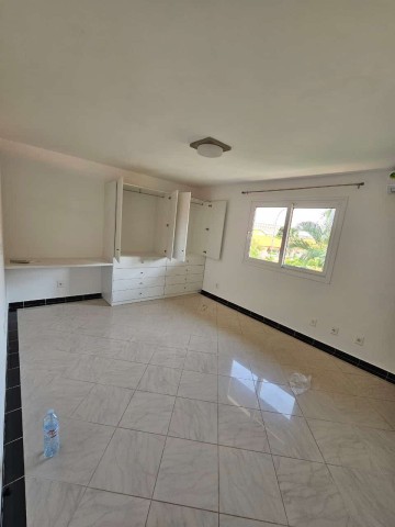 A Venda Luxuosa vivenda V4 com piscina e anexo, no Condomínio Atlântico Sul, Talatona.