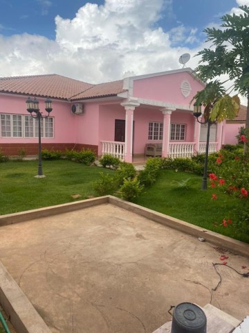 A Venda Vivenda V5 com anexo, no Condomínio Vila Florescer, Camama.