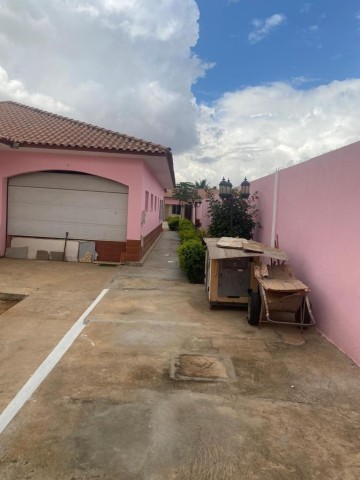 A Venda Vivenda V5 com anexo, no Condomínio Vila Florescer, Camama.