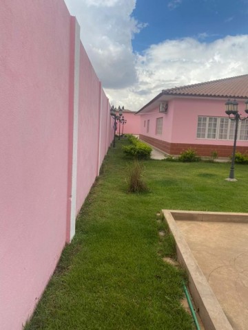 A Venda Vivenda V5 com anexo, no Condomínio Vila Florescer, Camama.