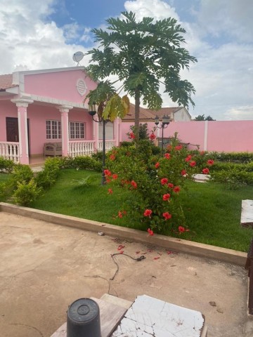 A Venda Vivenda V5 com anexo, no Condomínio Vila Florescer, Camama.