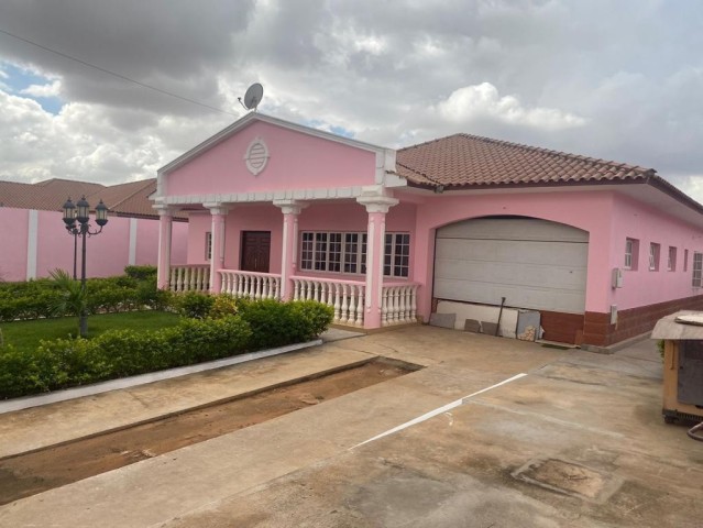 A Venda Vivenda V5 com anexo, no Condomínio Vila Florescer, Camama.