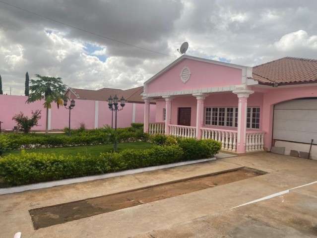 A Venda Vivenda V5 com anexo, no Condomínio Vila Florescer, Camama.