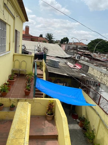 A Venda Moradia V3 com anexos, na Vila Alice