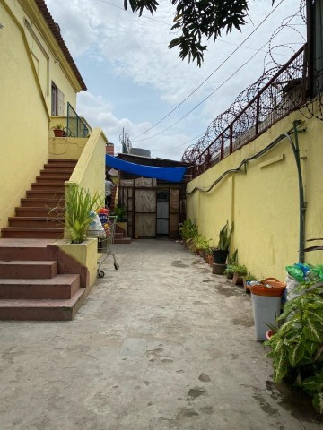 A Venda Moradia V3 com anexos, na Vila Alice