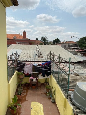 A Venda Moradia V3 com anexos, na Vila Alice