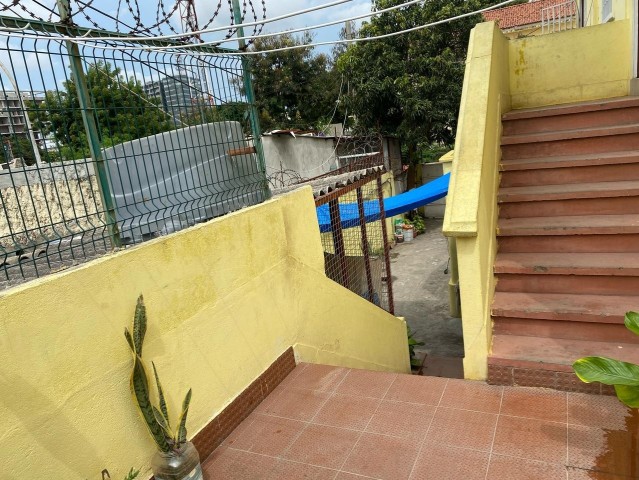 A Venda Moradia V3 com anexos, na Vila Alice