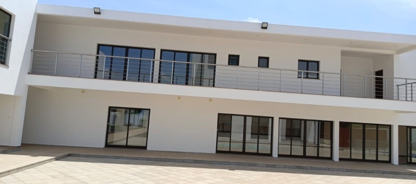 A Venda Vivenda V5 com piscina e anexo, no Lar do Patriota, Benfica.