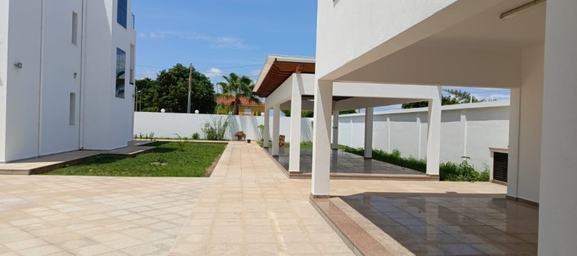 A Venda Vivenda V5 com piscina e anexo, no Lar do Patriota, Benfica.