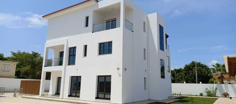 A Venda Vivenda V5 com piscina e anexo, no Lar do Patriota, Benfica.