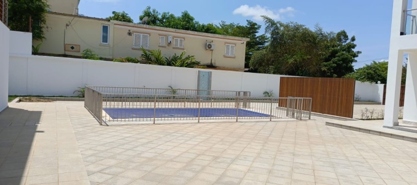 A Venda Vivenda V5 com piscina e anexo, no Lar do Patriota, Benfica.