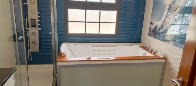 A Venda Vivenda V5 com piscina e anexo, no Lar do Patriota, Benfica.