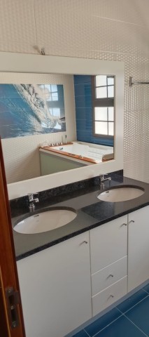 A Venda Vivenda V5 com piscina e anexo, no Lar do Patriota, Benfica.