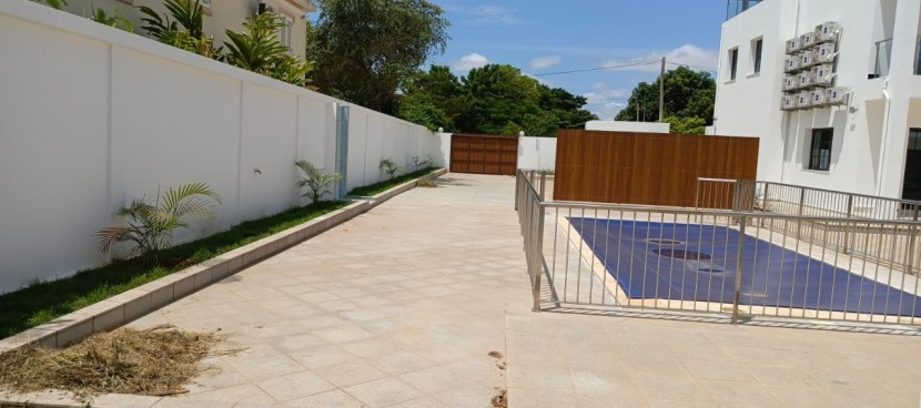 A Venda Vivenda V5 com piscina e anexo, no Lar do Patriota, Benfica.