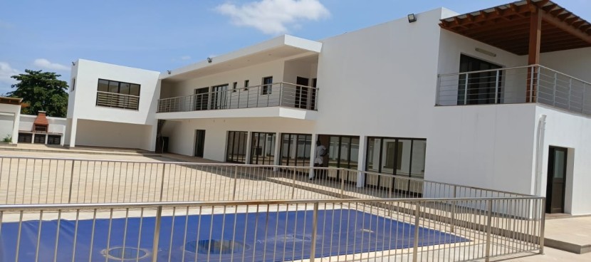 A Venda Vivenda V5 com piscina e anexo, no Lar do Patriota, Benfica.