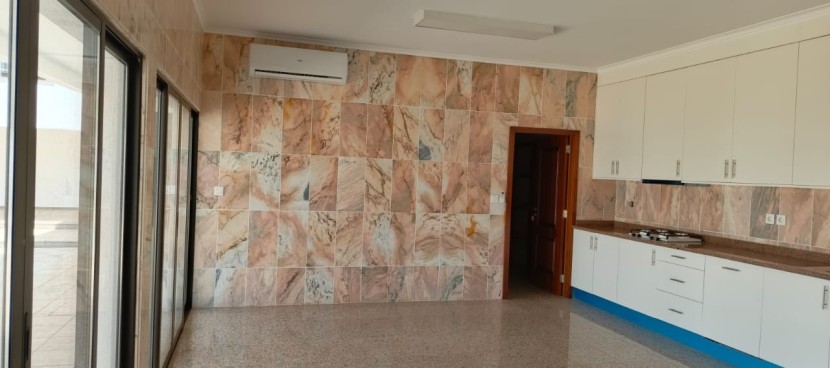 A Venda Vivenda V5 com piscina e anexo, no Lar do Patriota, Benfica.