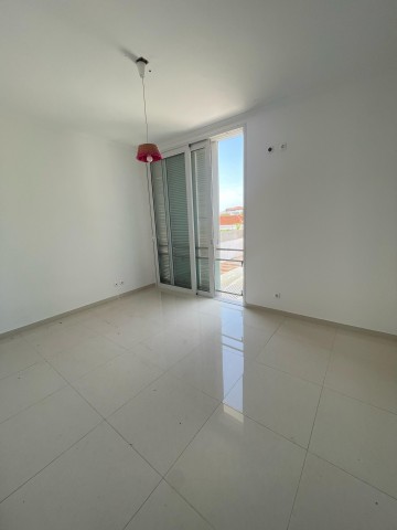 A Venda Vivenda V3 com anexo e piscina, no Condomínio Vila Vermonte, Benfica.