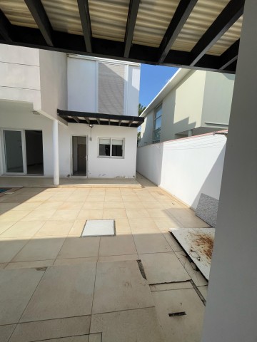 A Venda Vivenda V3 com anexo e piscina, no Condomínio Vila Vermonte, Benfica.