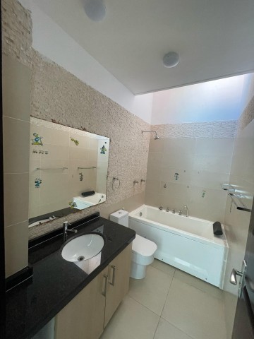 A Venda Vivenda V3 com anexo e piscina, no Condomínio Vila Vermonte, Benfica.