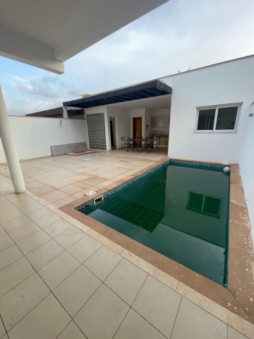 A Venda Vivenda V3 com anexo e piscina, no Condomínio Vila Vermonte, Benfica.