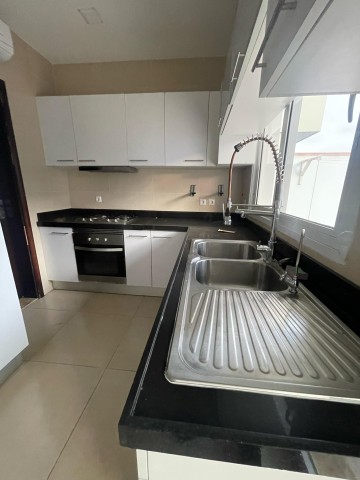 A Venda Vivenda V3 com anexo e piscina, no Condomínio Vila Vermonte, Benfica.