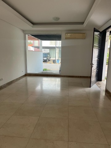 A Venda Vivenda V3 com anexo e piscina, no Condomínio Vila Vermonte, Benfica.