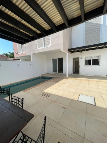 A Venda Vivenda V3 com anexo e piscina, no Condomínio Vila Vermonte, Benfica.