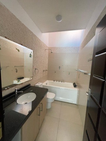 A Venda Vivenda V3 com anexo e piscina, no Condomínio Vila Vermonte, Benfica.