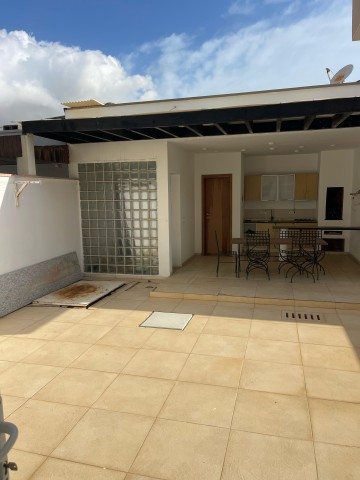 A Venda Vivenda V3 com anexo e piscina, no Condomínio Vila Vermonte, Benfica.
