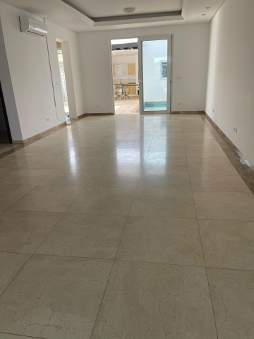 A Venda Vivenda V3 com anexo e piscina, no Condomínio Vila Vermonte, Benfica.