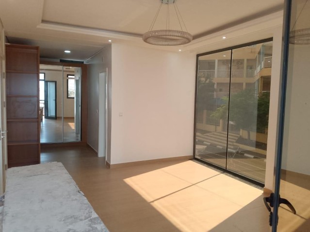 A Venda Apartamento T4, no Lar do Patriota, Benfica.